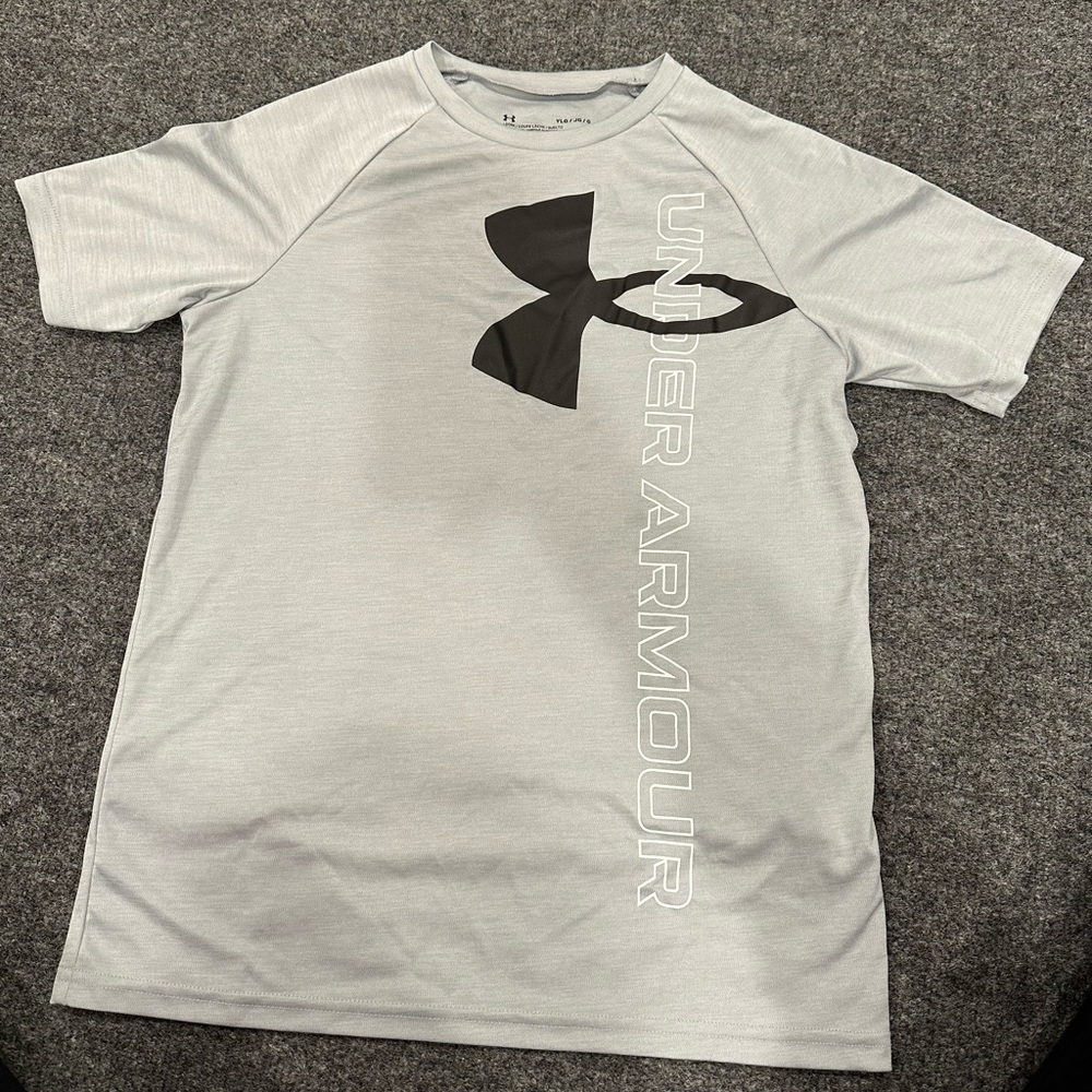 Grey short sleeve under armour t-shirt